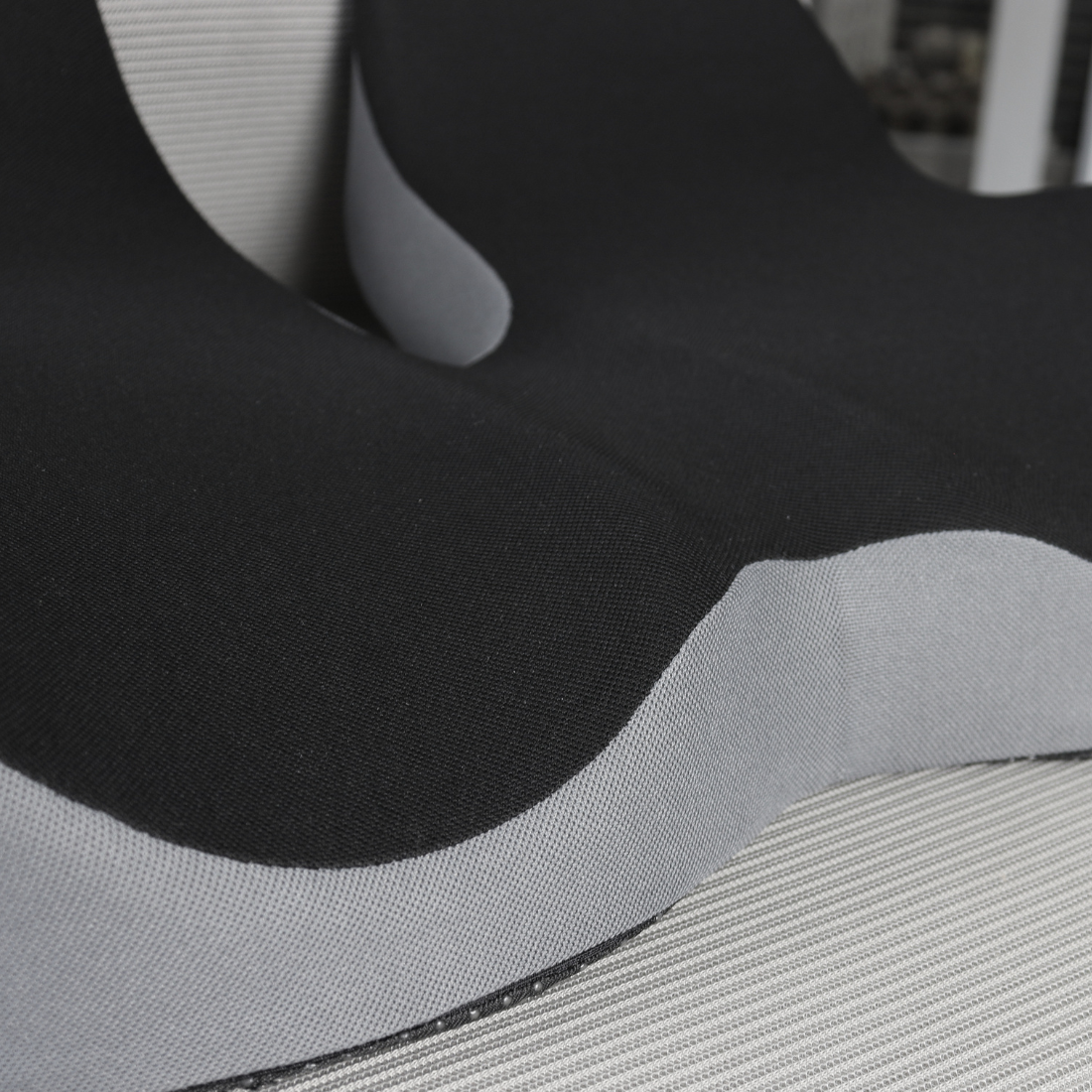 Detalle de la espuma viscoelástica y el corte ortopédico del cojín ergonómico con memory foam
