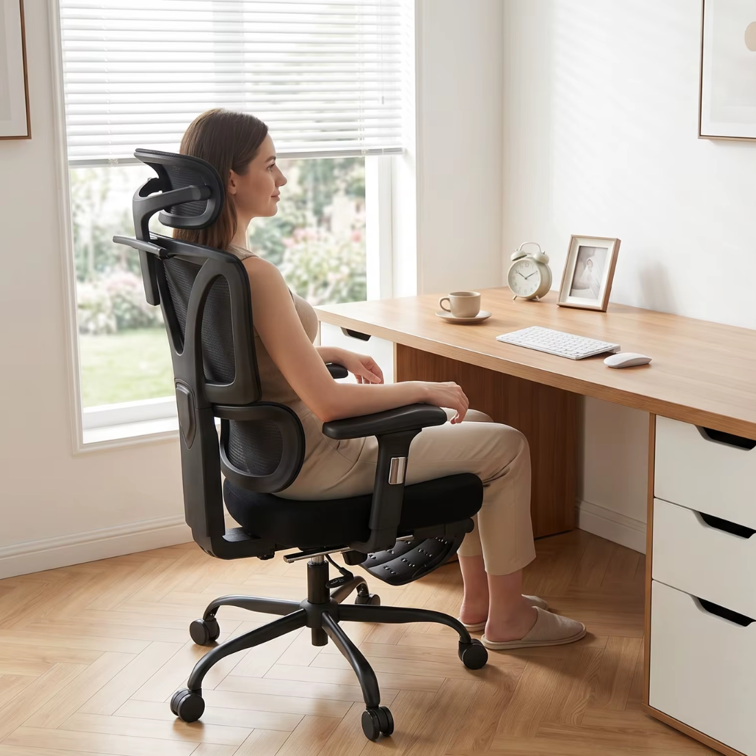 Mujer trabajando con buena postura en la silla ergonómica ROMA, silla de oficina reclinable Colombia