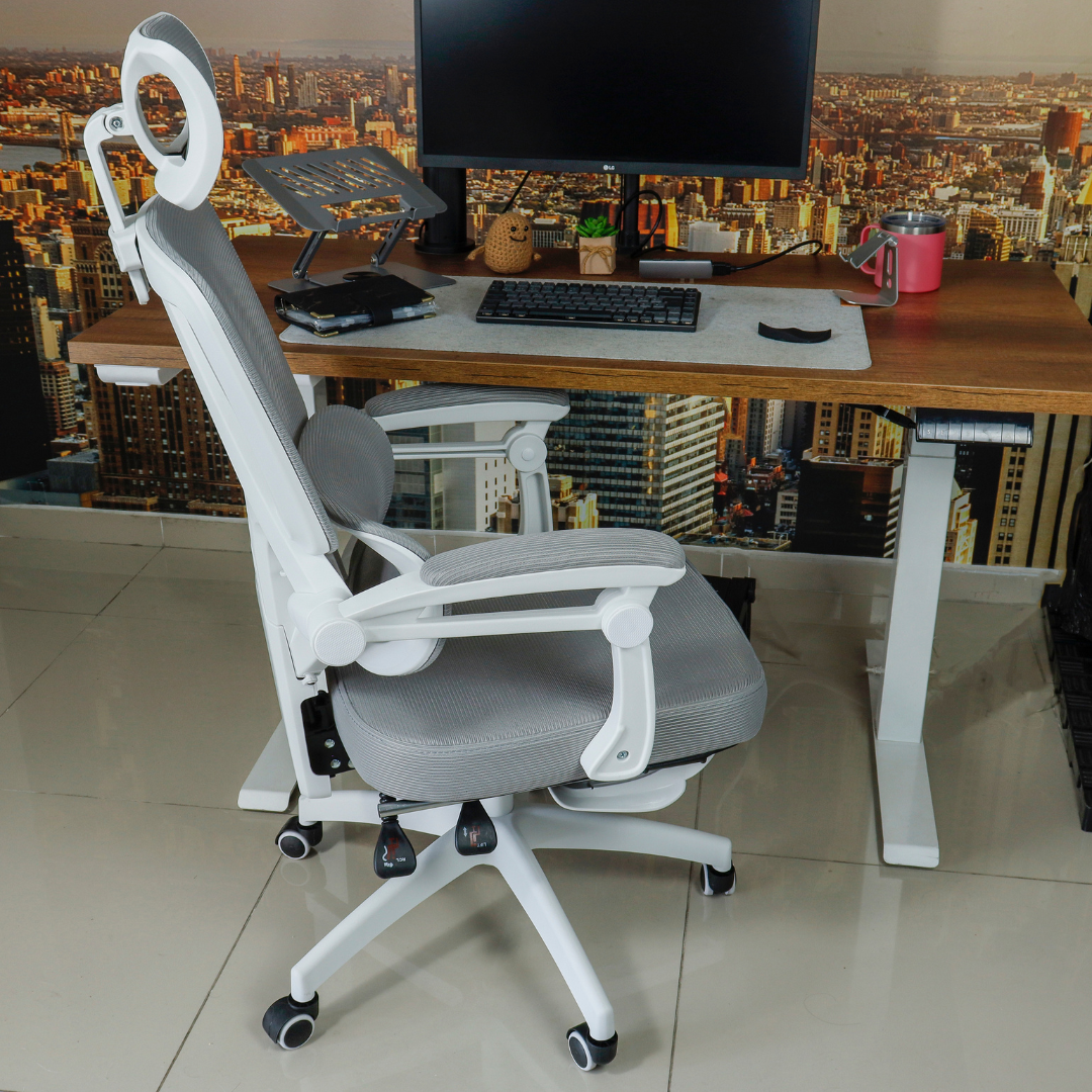 Silla ergonómica TOKIO blanco con gris, vista lateral junto a escritorio de pie para teletrabajo