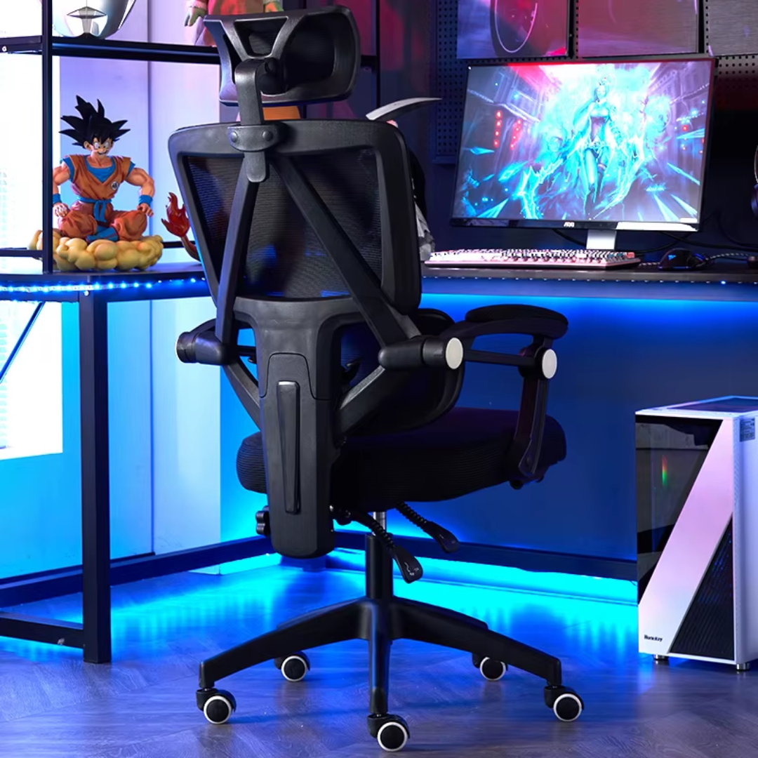Silla ergonómica TOKIO color negro en un setup gamer con iluminación RGB