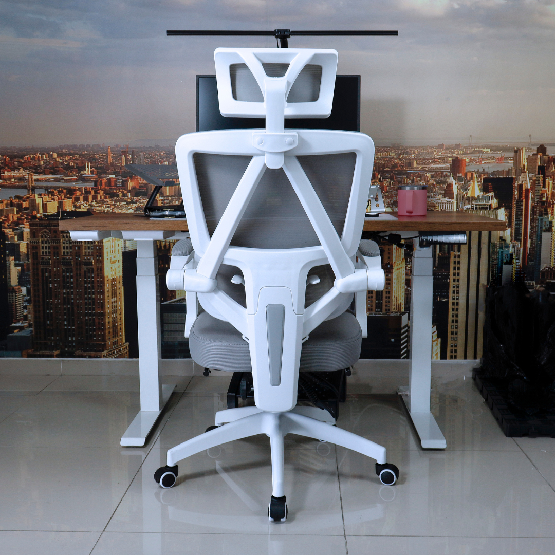 Silla ergonómica TOKIO blanco con gris, vista trasera junto a escritorio ajustable de oficina en casa