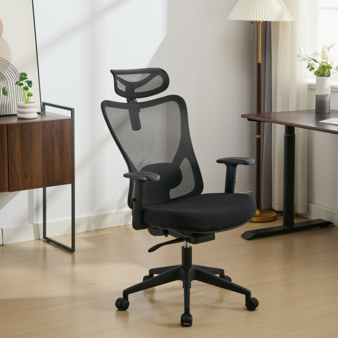 Silla ergonómica premium ZENON color negro en una oficina en casa con lámpara y plantas