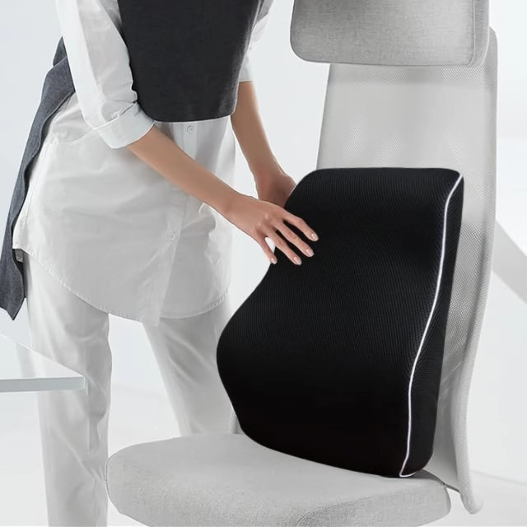 Persona instalando el cojín lumbar en una silla ergonómica de oficina
