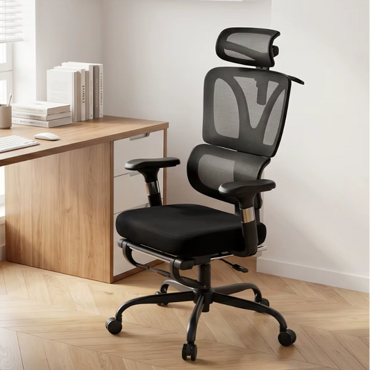 Silla ergonómica ROMA en un home office con escritorio de madera, ideal para teletrabajo en Colombia