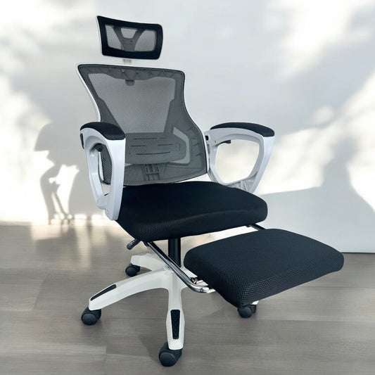 Silla ergonómica reclinable NOVA color blanco con negro, vista frontal con reposapiés extendido