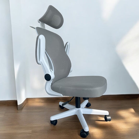 Silla ergonómica ORION color blanco con gris, vista de tres cuartos en oficina en casa
