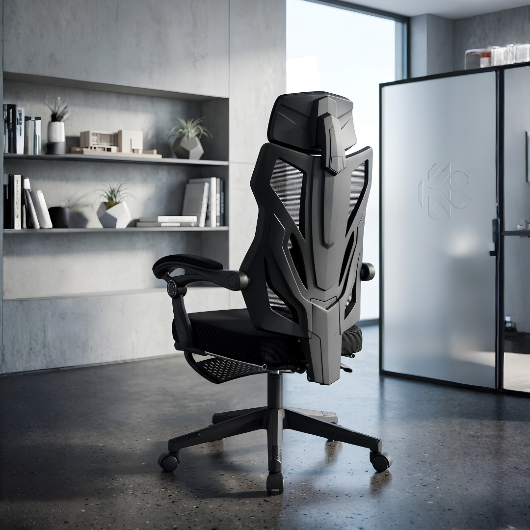 Silla ergonómica reclinable Lyra con reposapiés en un espacio de escritorio