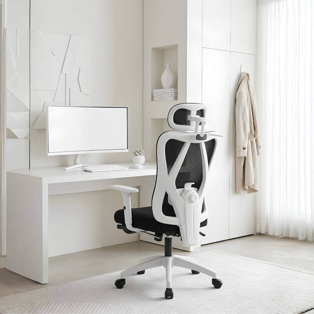Silla ergonómica Zian vista trasera en un escritorio de madera